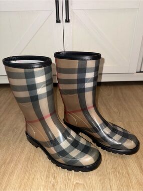 Burberry Nova Check Rubber Rain Boots - Size 6